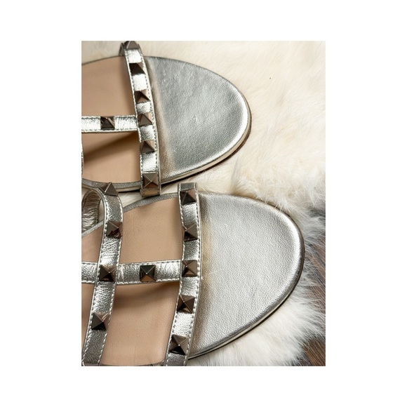 Valentino Garavani
Tonal Rockstud Flat Leather Slide Sandals 7-7.5 38 European - Picture 11 of 14